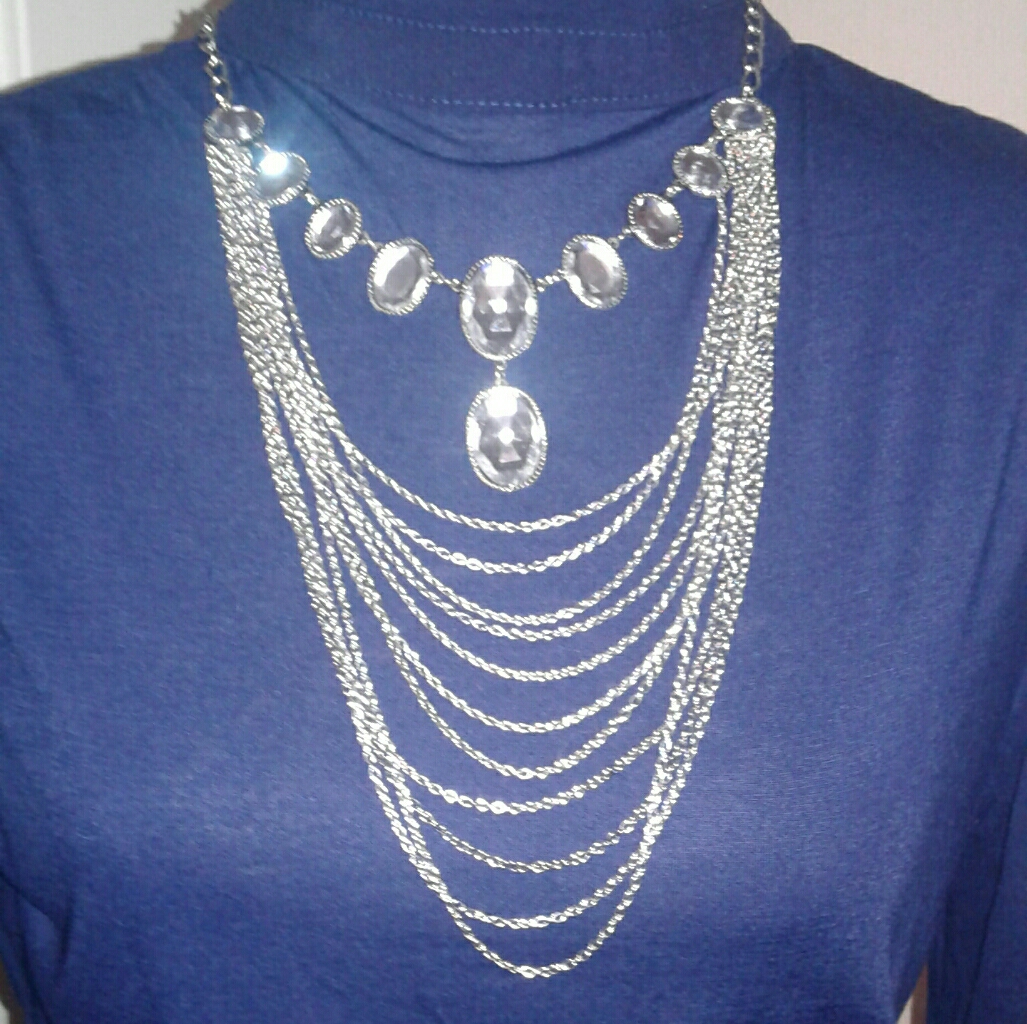 Pretty Silver Necklace 13$